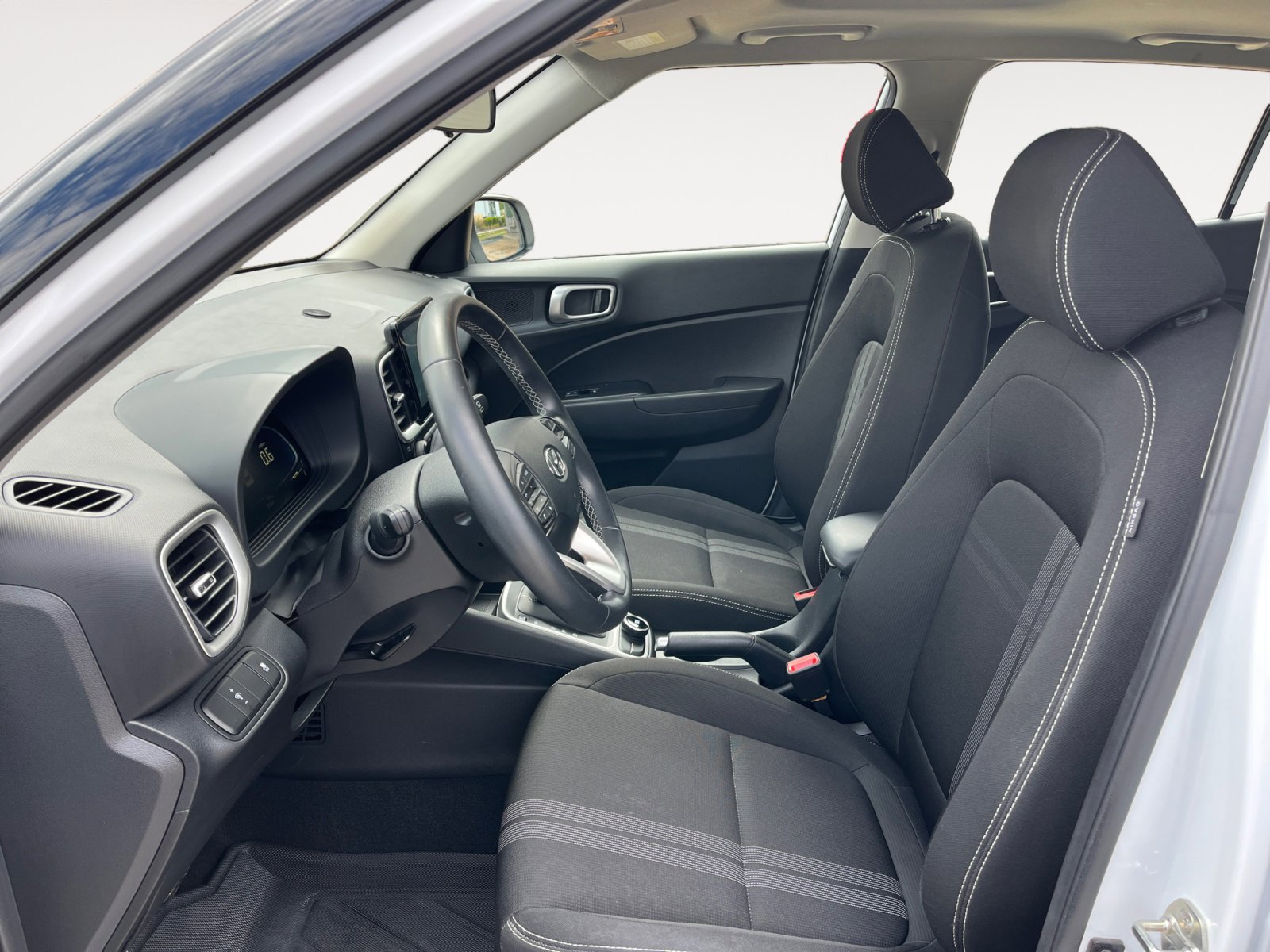 Used 2024 Hyundai Venue SEL image 9