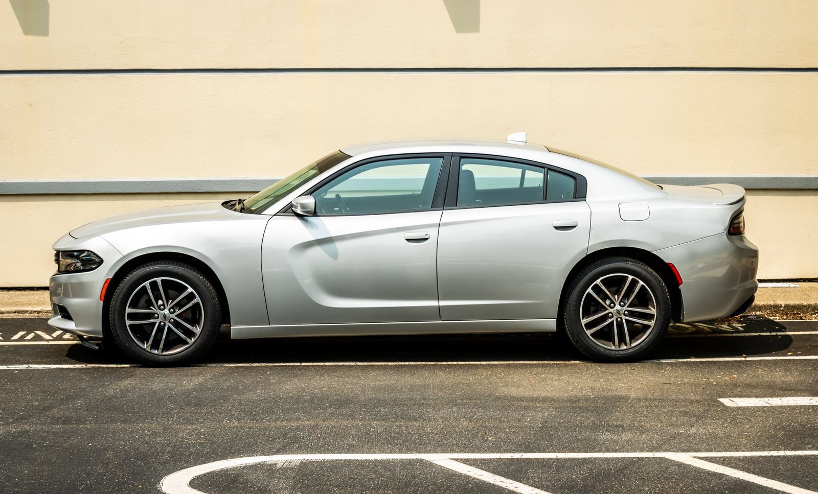 Used 2019 Dodge Charger SXT AWD/4WD image 4