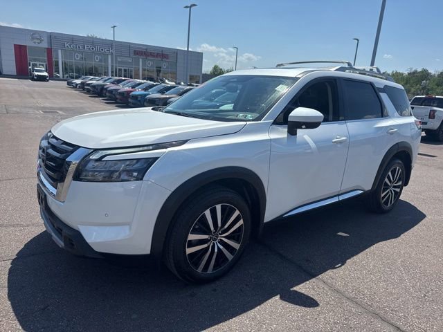 Certified 2025 Nissan Pathfinder Platinum w/ Cargo Package AWD/4WD image 37