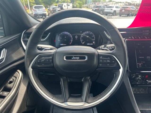 Used 2025 Jeep Grand Cherokee Altitude AWD/4WD image 22