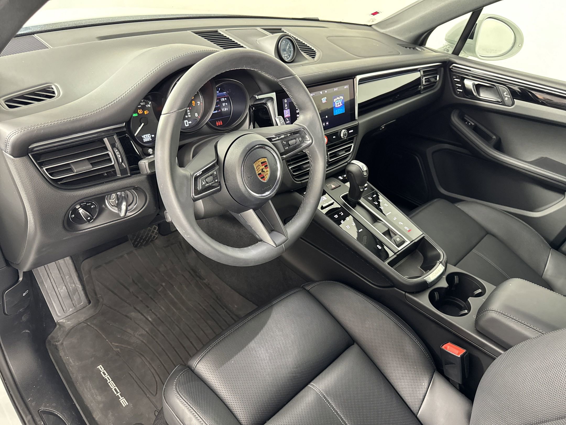 Certified 2025 Porsche Macan image 4
