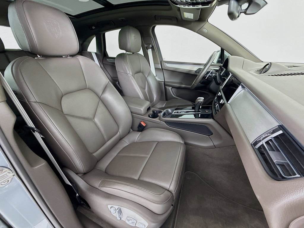 Certified 2023 Porsche Macan Turbo image 31