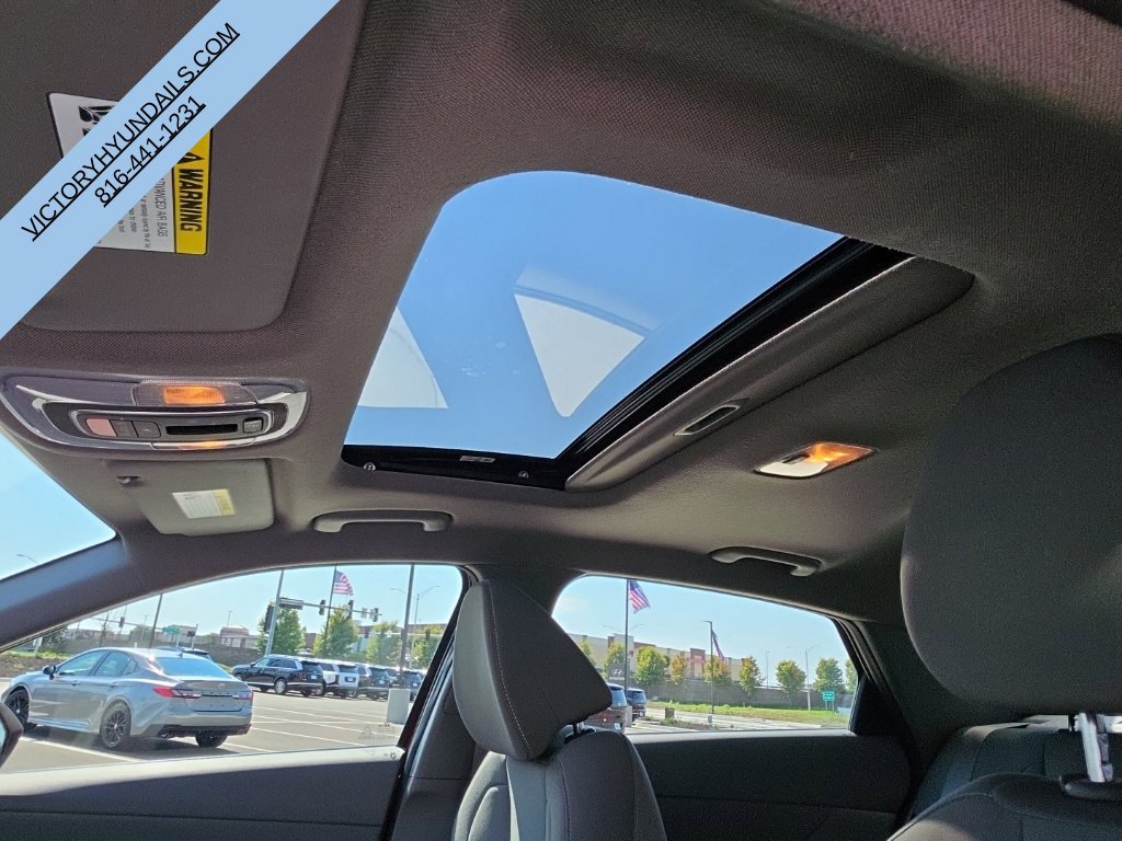 Used 2025 Hyundai Elantra SEL FWD image 14