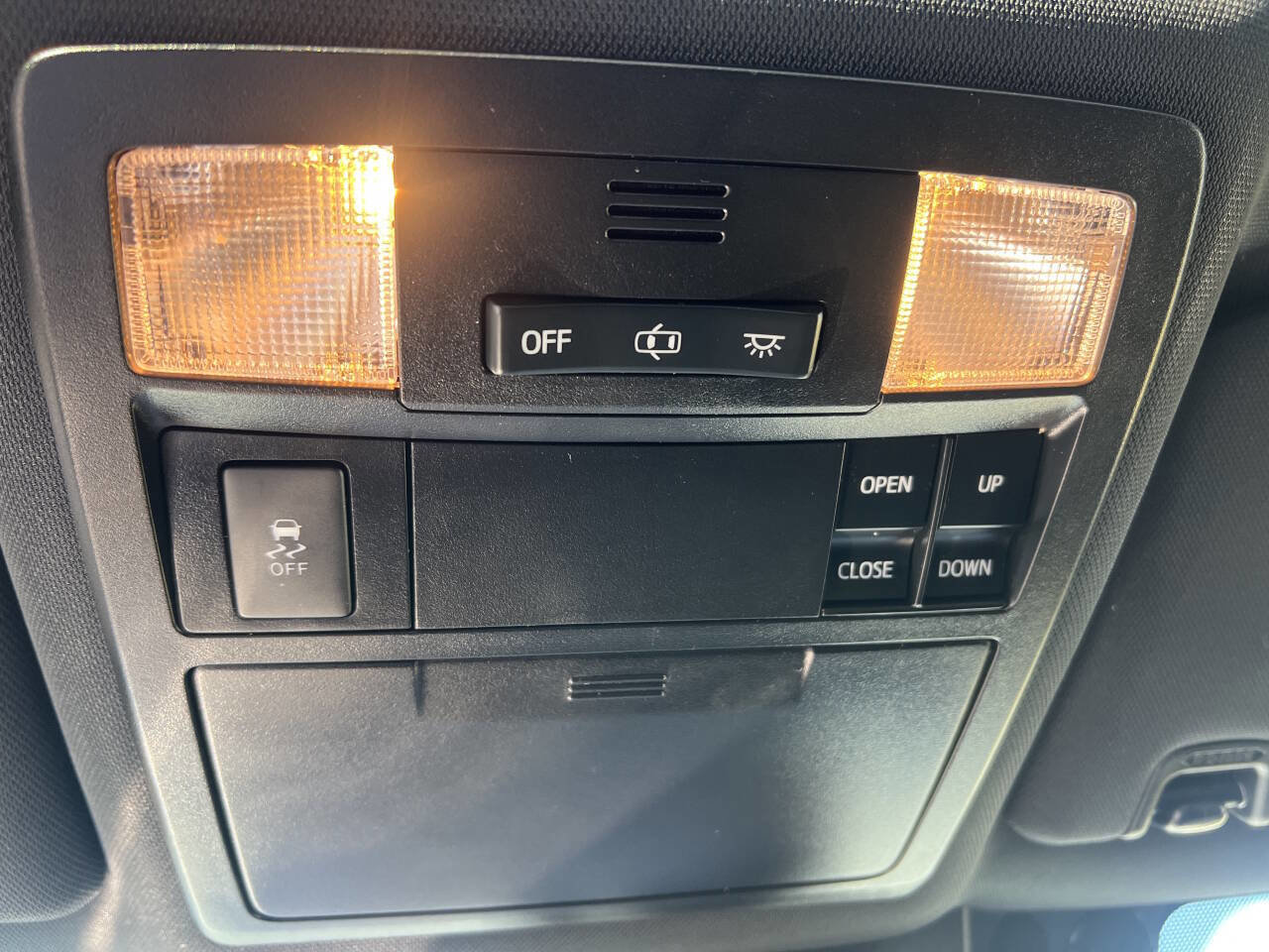 Used 2018 Toyota Tacoma Limited AWD/4WD image 12