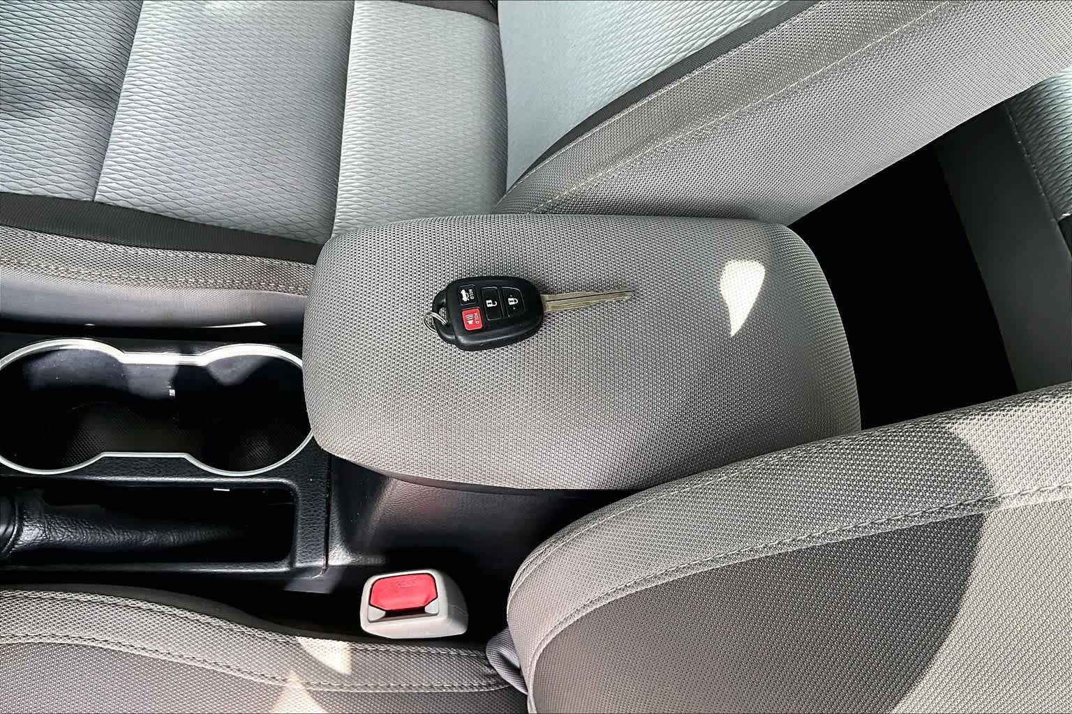 Used 2018 Toyota Corolla LE FWD image 14