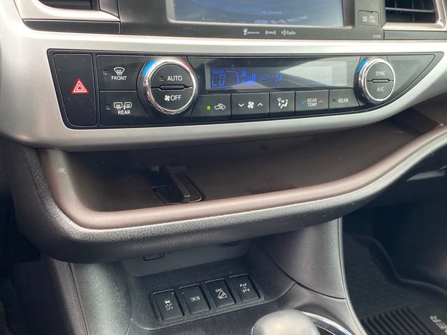 Used 2019 Toyota Highlander XLE AWD/4WD image 12