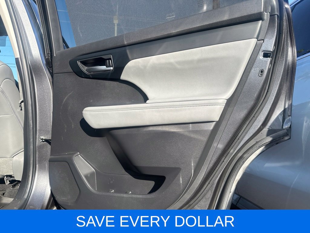 Used 2024 Toyota Highlander XLE FWD image 17