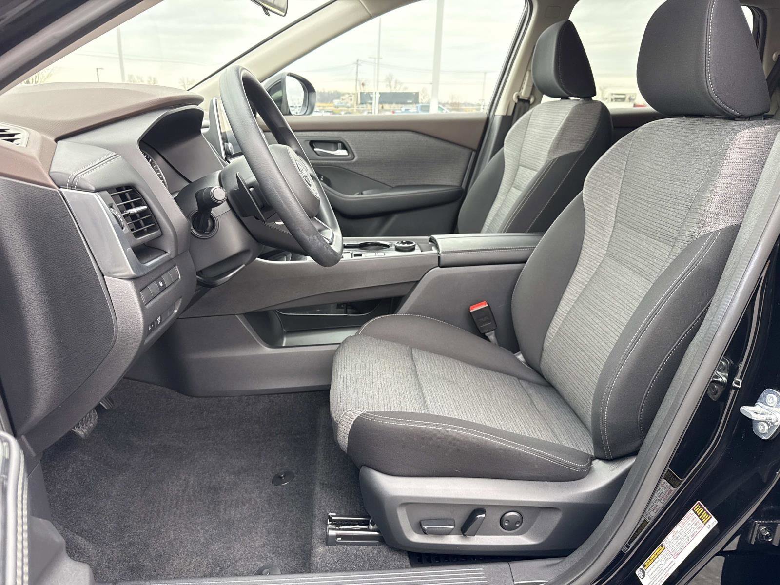 Used 2023 Nissan Rogue SV image 23