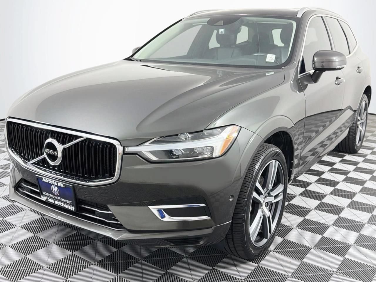 Used 2018 Volvo XC60 T5 Momentum w/ Convenience Package AWD/4WD image 5
