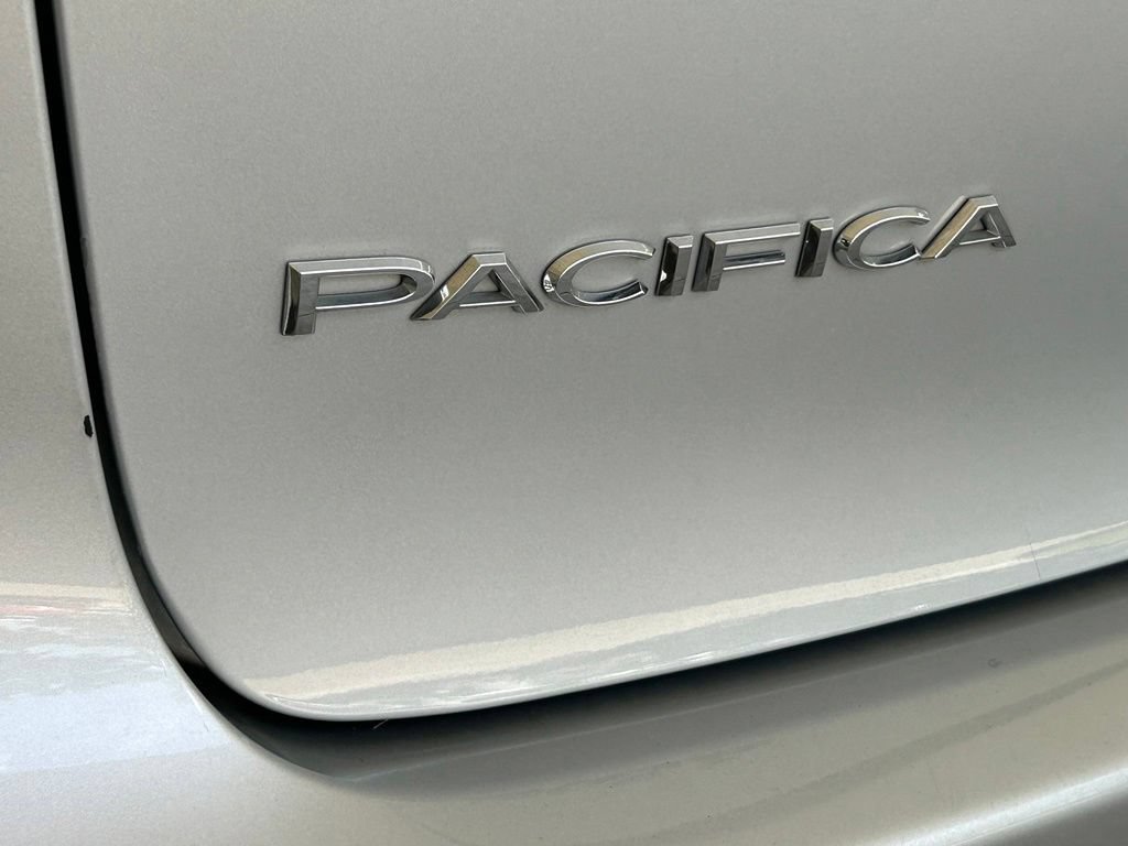Used 2024 Chrysler Pacifica Touring-L FWD image 17