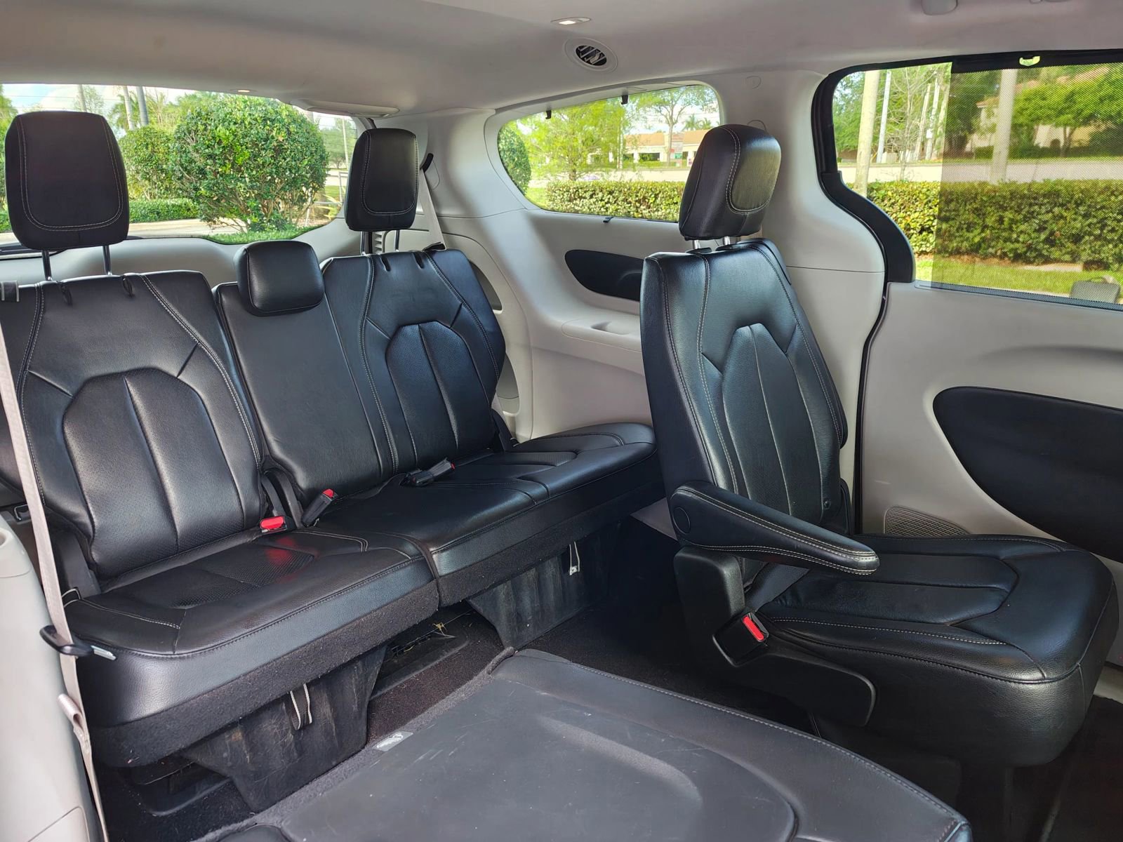 Used 2022 Chrysler Pacifica Touring-L FWD image 17