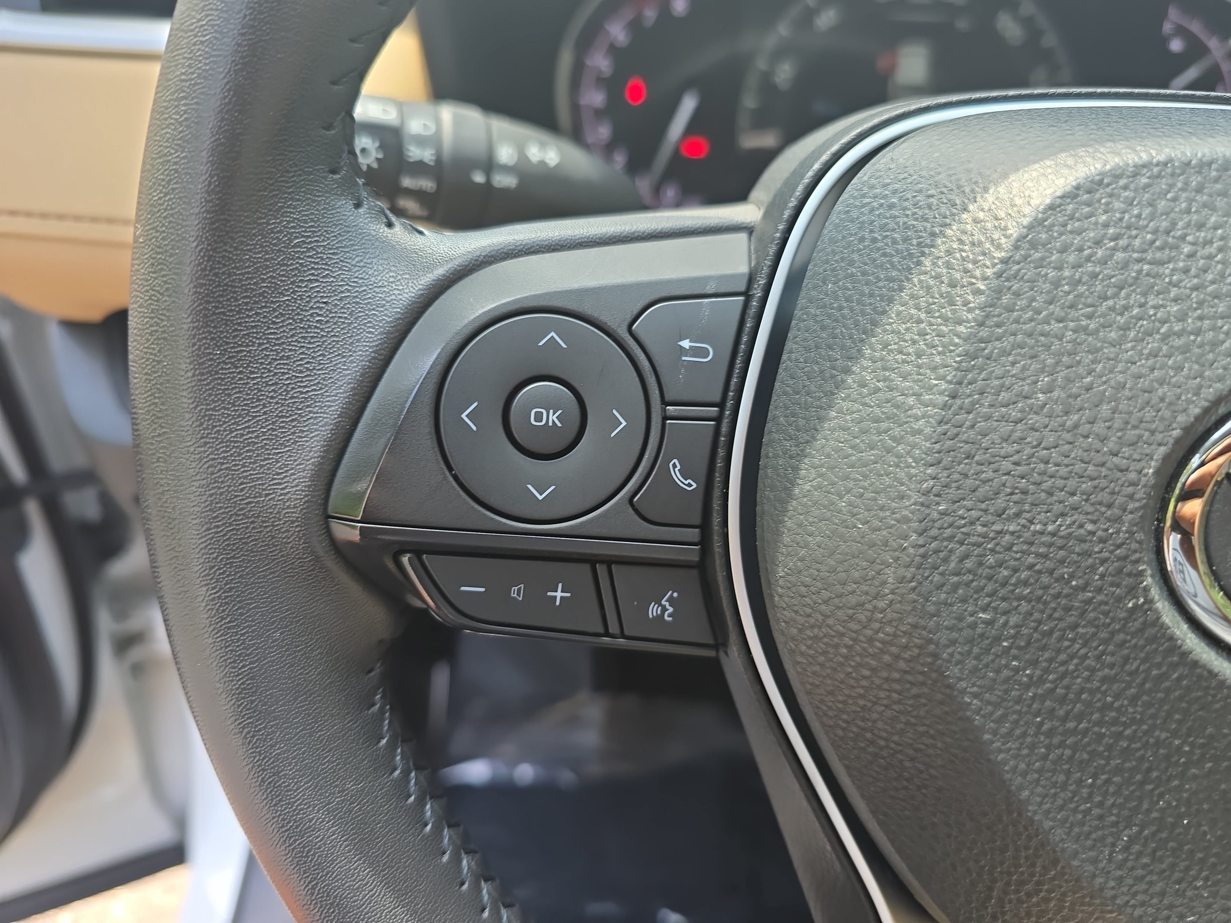 Used 2025 Toyota RAV4 XLE Premium FWD image 18