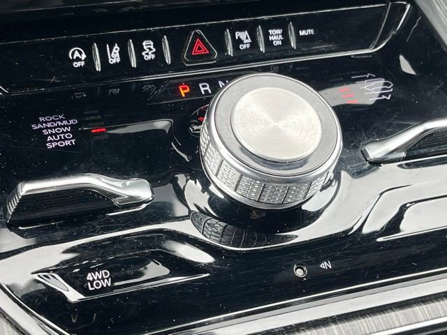 Used 2023 Jeep Wagoneer L Series III w/ Preferred Equipment Group image 15