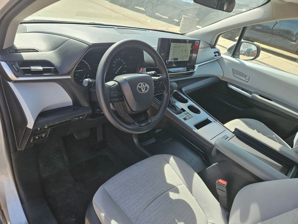 Used 2025 Toyota Sienna LE image 13