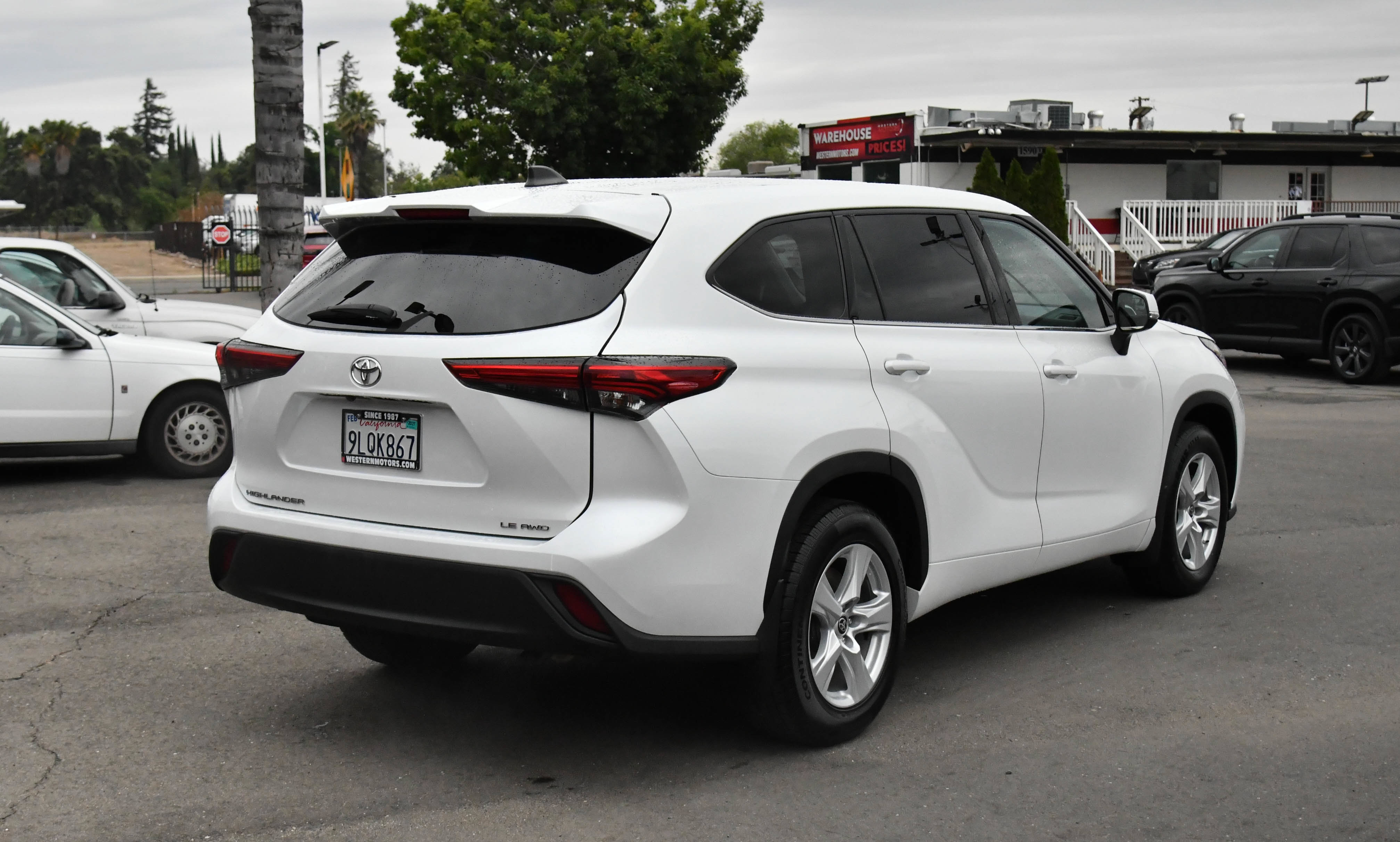 Used 2022 Toyota Highlander LE AWD/4WD image 8