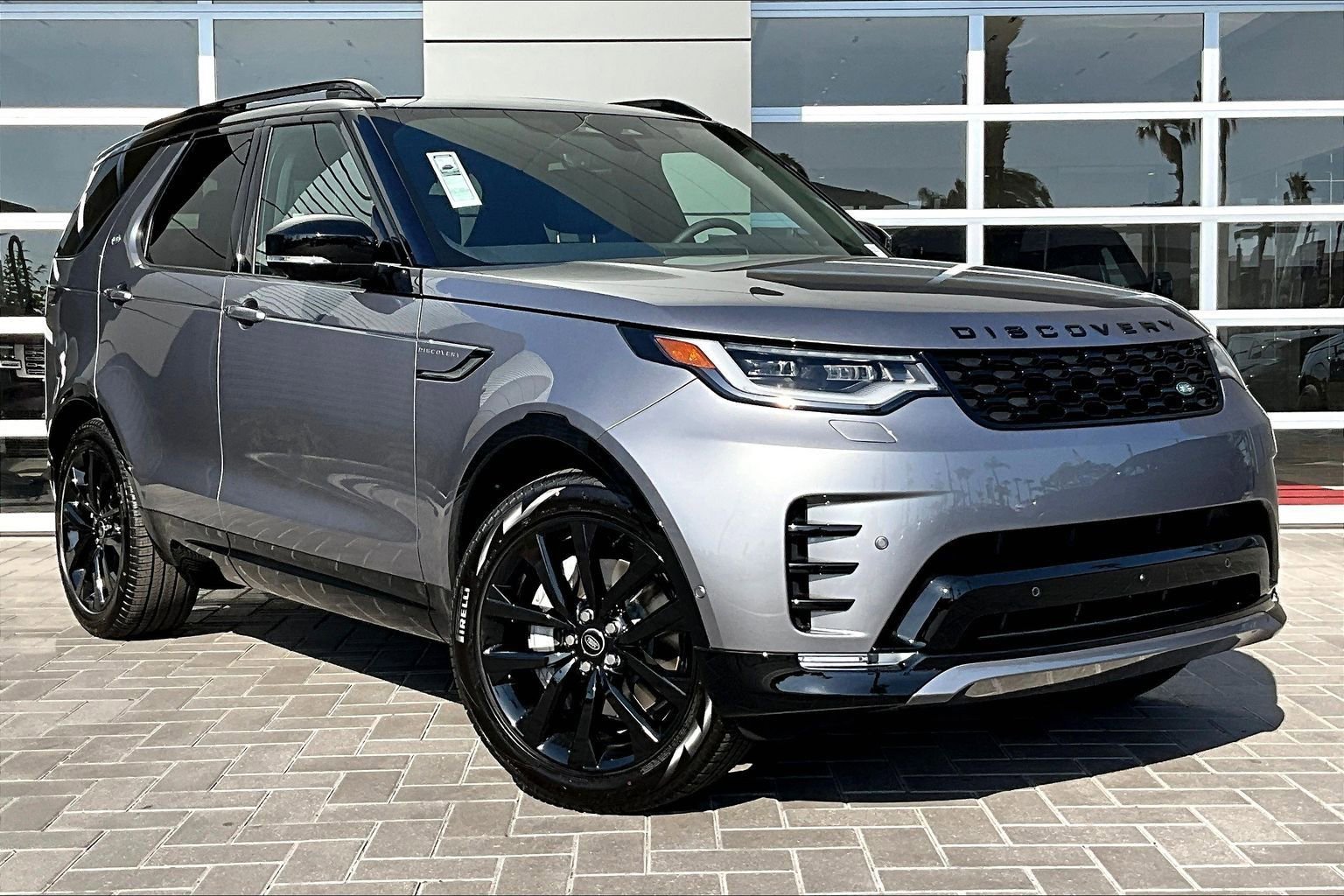 New 2026 Land Rover Discovery Dynamic SE image 2