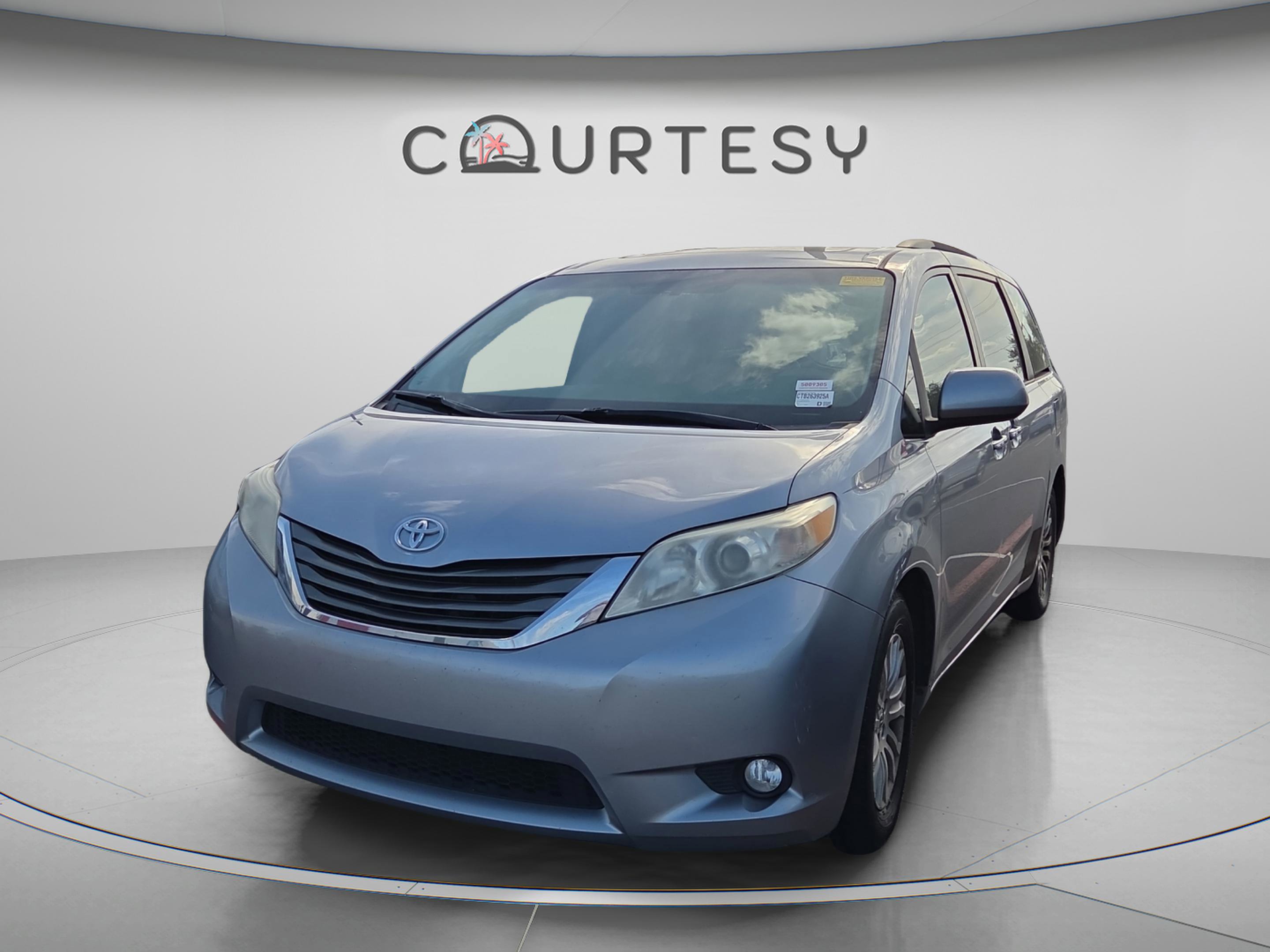 Used 2014 Toyota Sienna XLE image 1