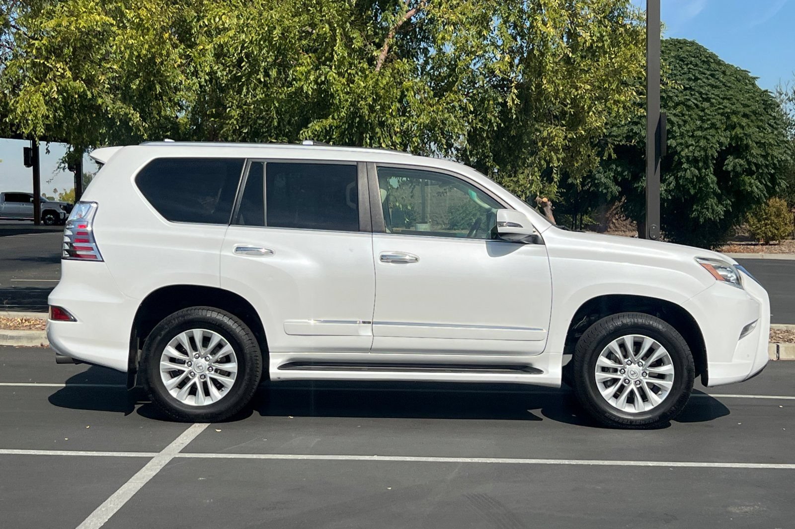Used 2016 Lexus GX 460 w/ Premium Package AWD/4WD image 10