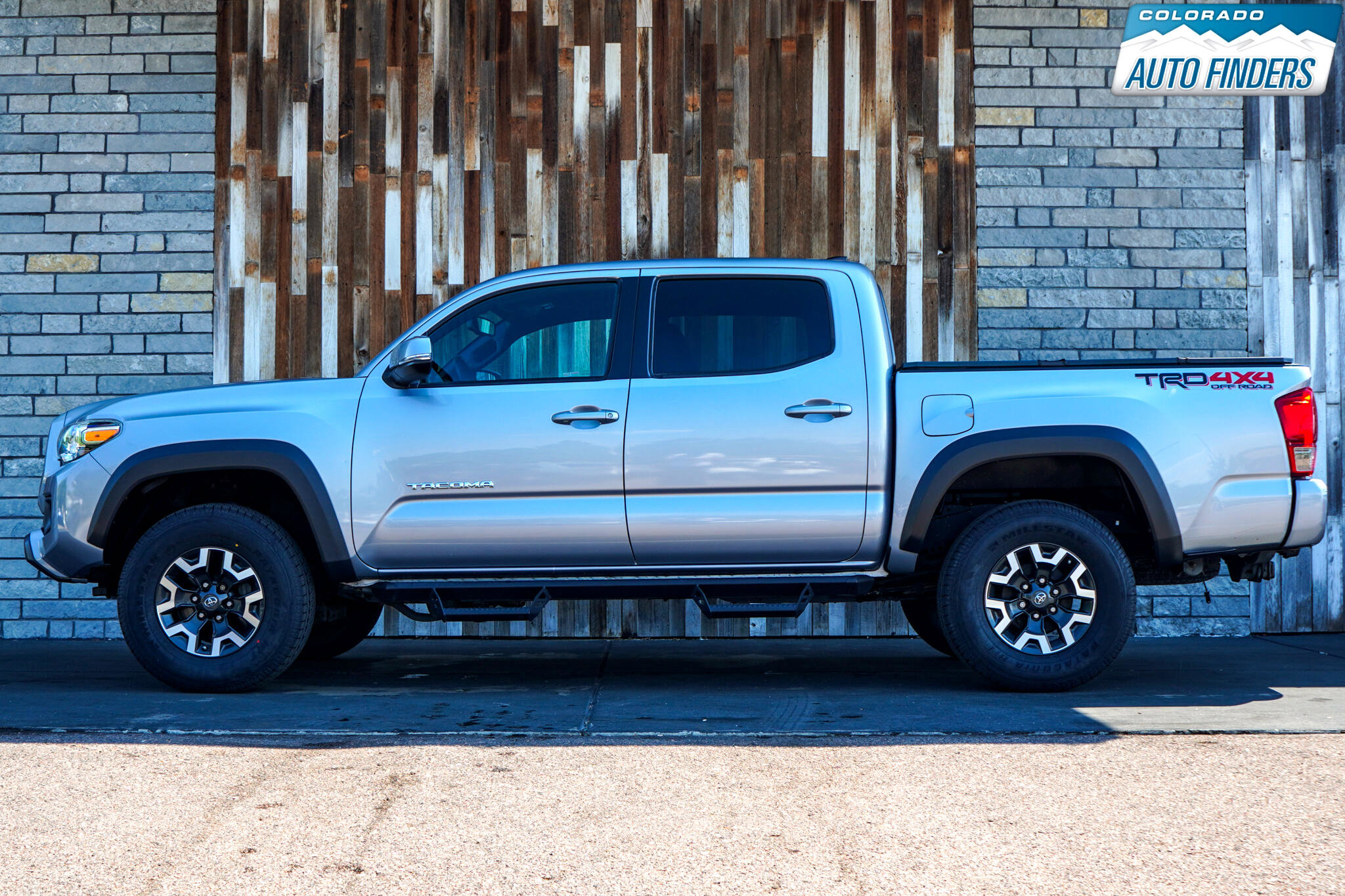 Used 2017 Toyota Tacoma TRD Off-Road image 2