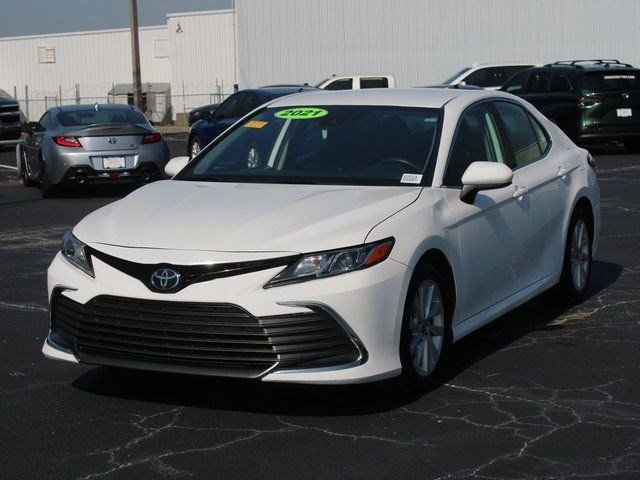 Used 2021 Toyota Camry LE image 2