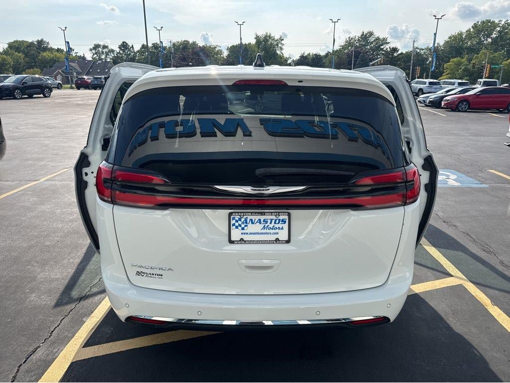 Used 2025 Chrysler Pacifica Select FWD image 12