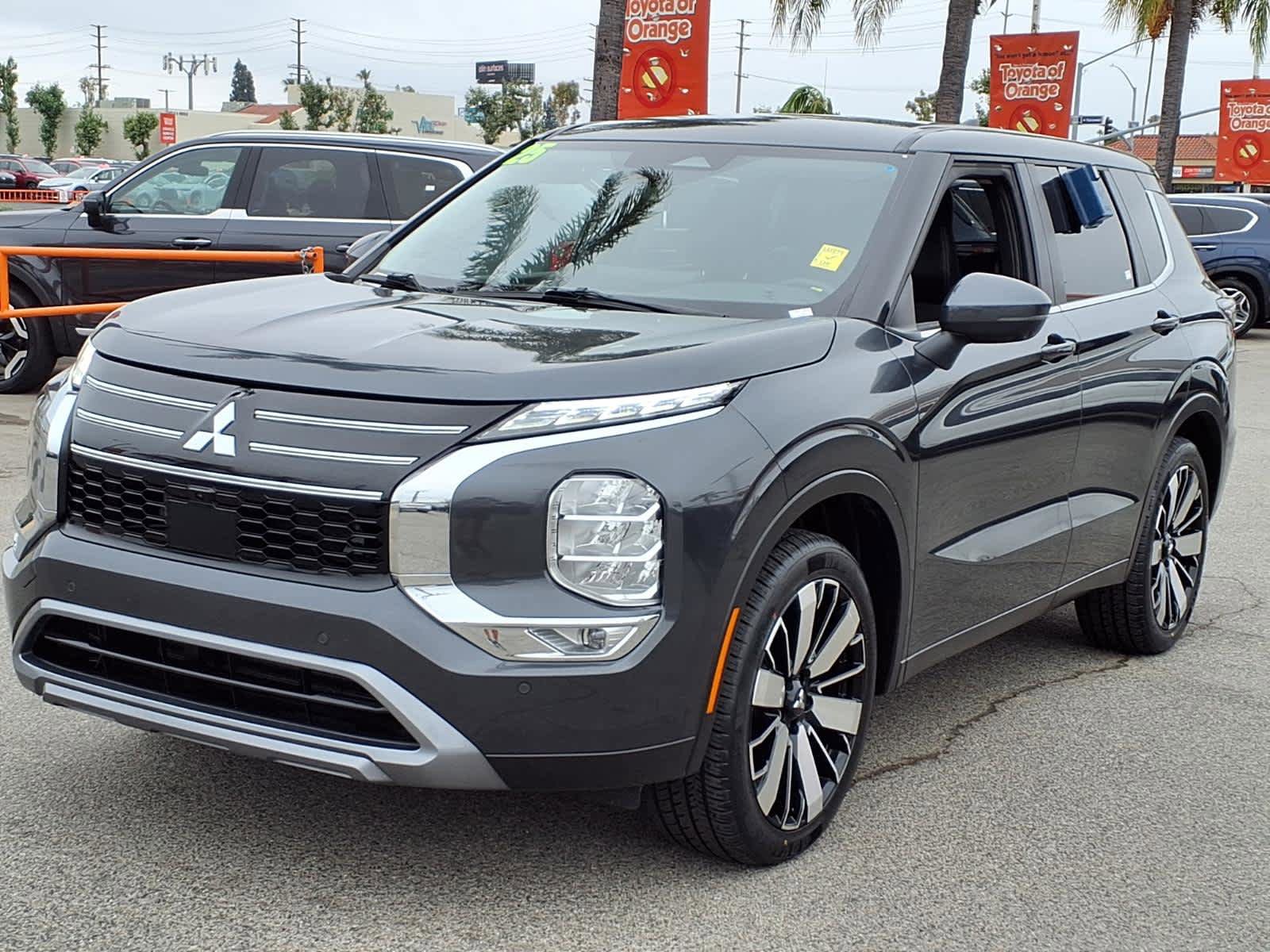 Used 2025 Mitsubishi Outlander SE FWD image 3