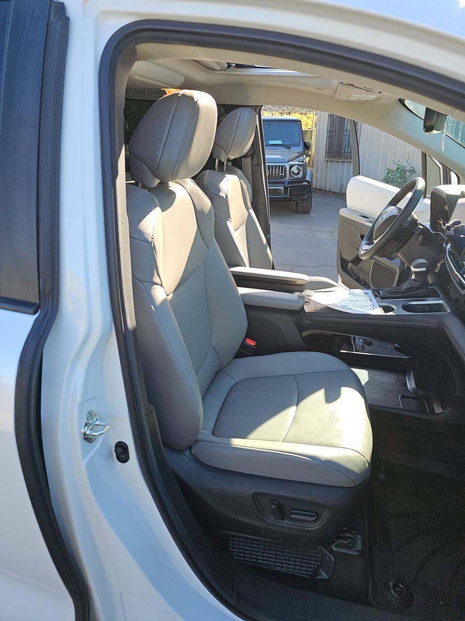 Used 2025 Toyota Sienna XLE w/ XLE Plus Package FWD image 16