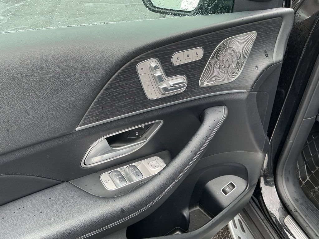 Used 2025 Mercedes-Benz GLS 580 4MATIC image 16