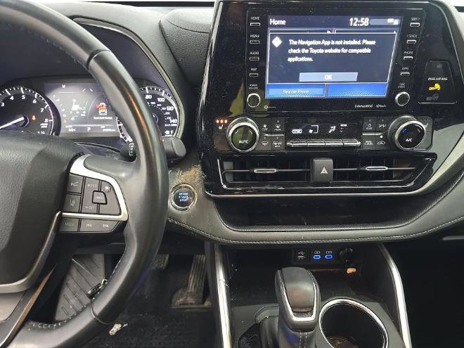 Used 2022 Toyota Highlander XLE AWD/4WD image 8