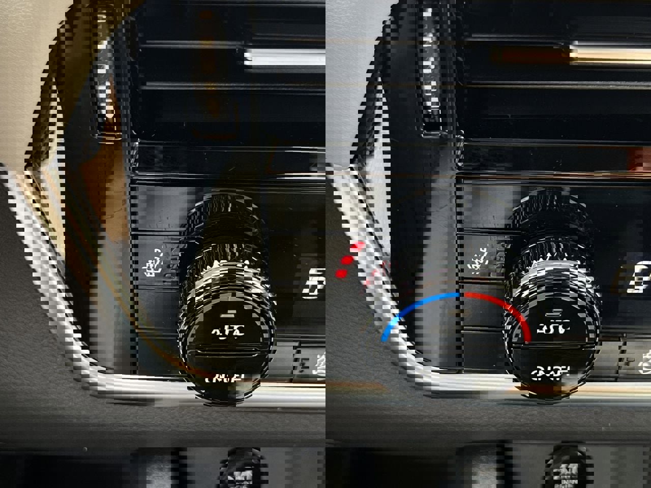 Certified 2025 Nissan Rogue SL image 17