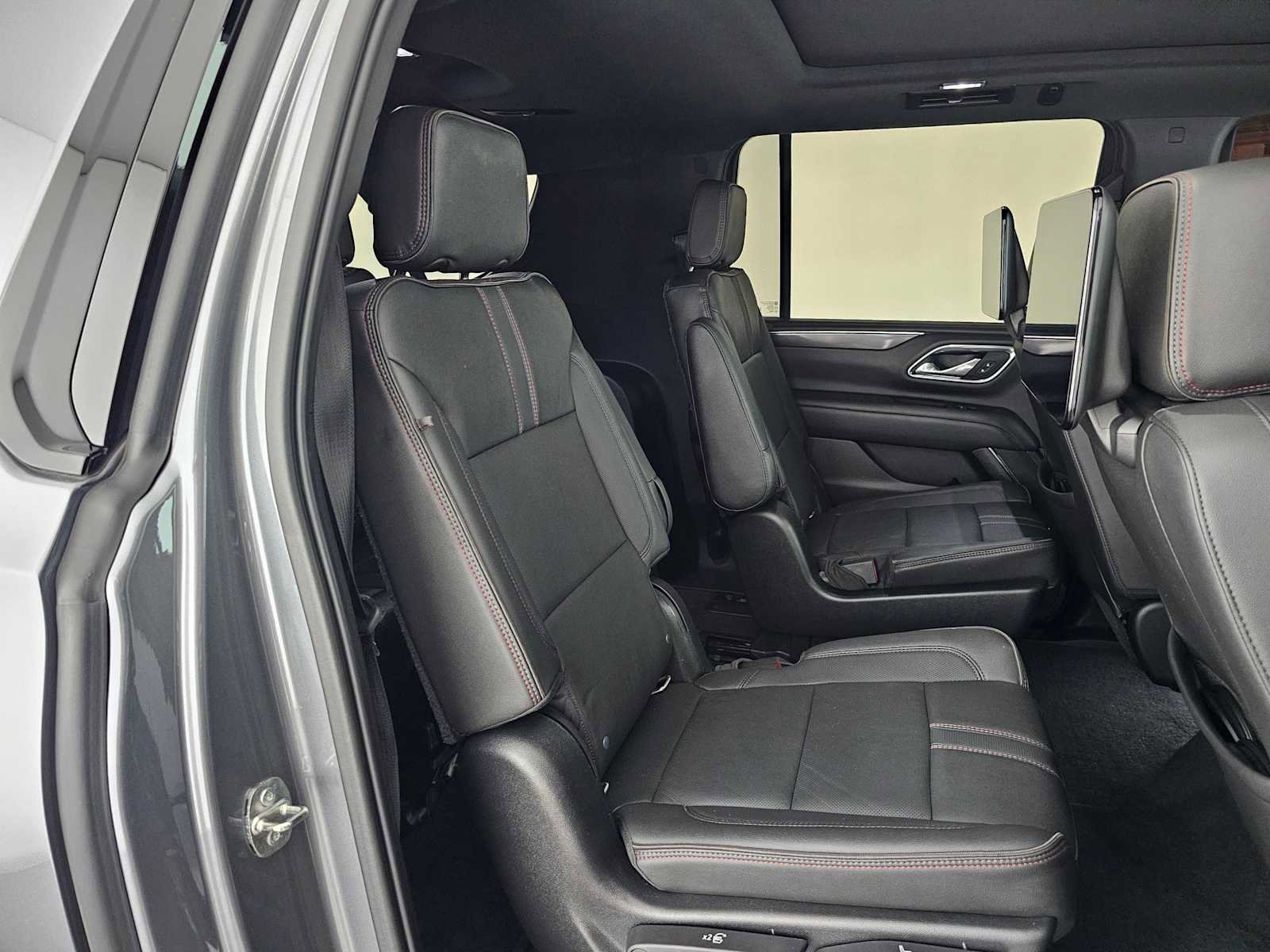 Used 2021 Chevrolet Suburban RST w/ Luxury Package image 12