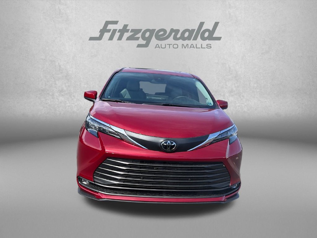 New 2026 Toyota Sienna XLE FWD image 2