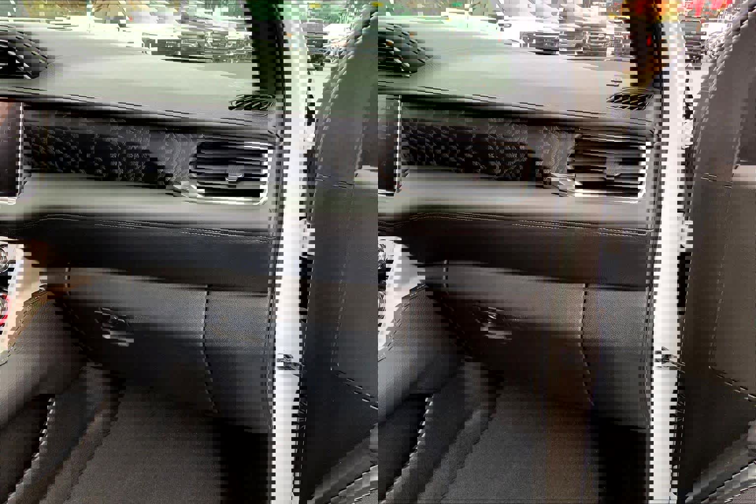 Used 2024 GMC Yukon XL Denali w/ Advanced Technology Package image 17