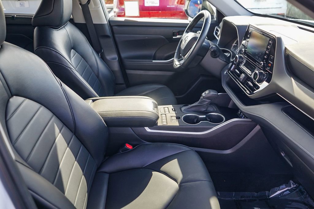 Used 2022 Toyota Highlander XLE image 17