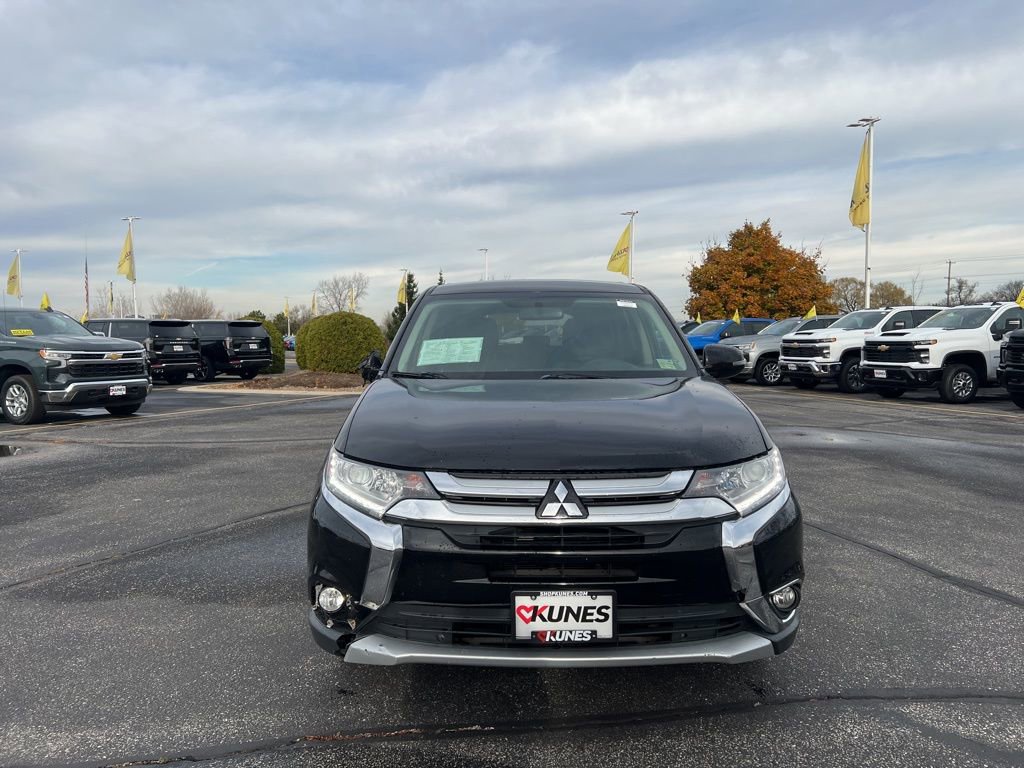 Used 2017 Mitsubishi Outlander SE image 2
