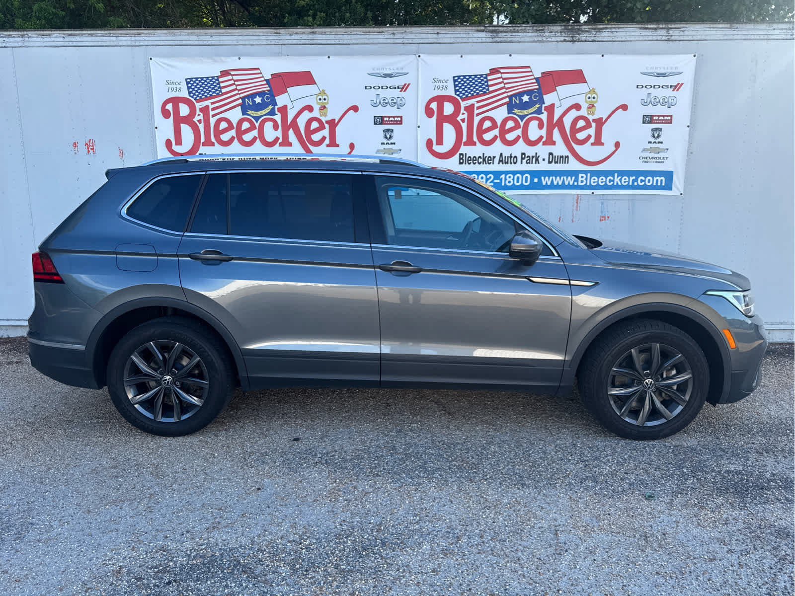 Used 2023 Volkswagen Tiguan SE AWD/4WD image 2