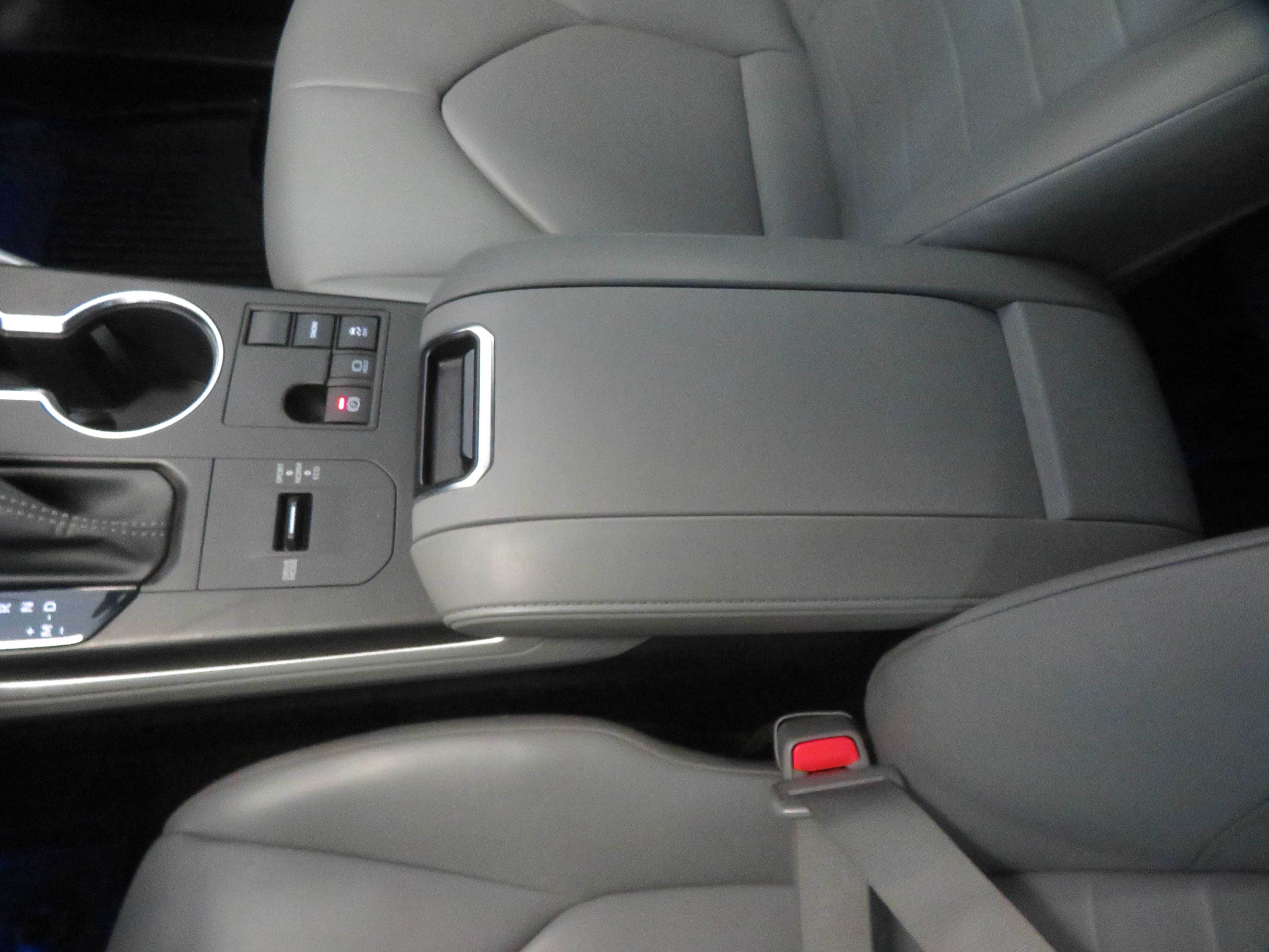 Used 2023 Toyota Highlander XLE FWD image 50