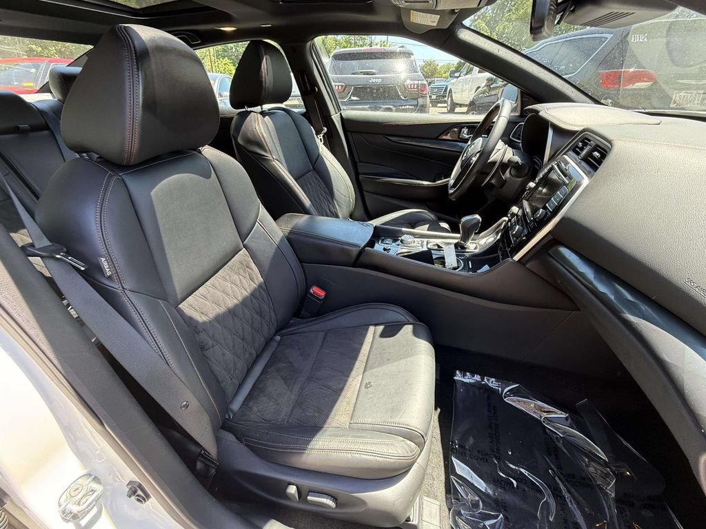 Used 2022 Nissan Maxima SR w/ Sport Mat Group FWD image 9