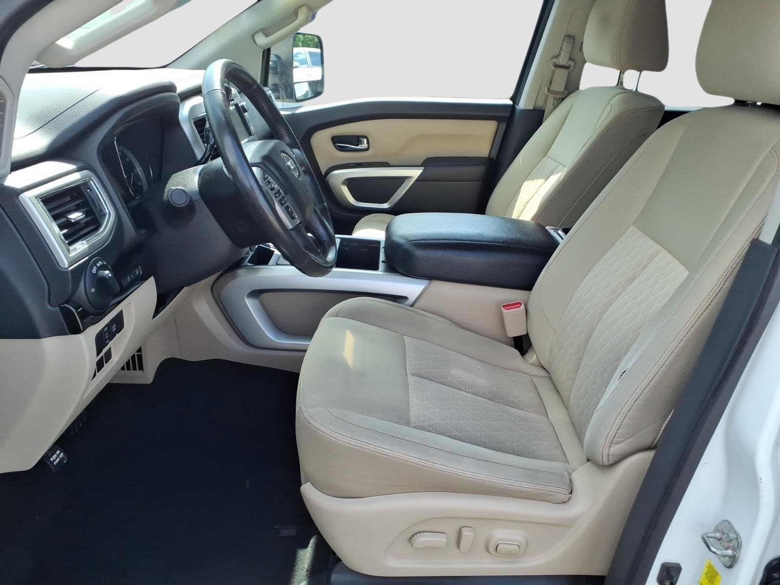 Used 2019 Nissan Titan SV w/ SV Convenience Package AWD/4WD image 13