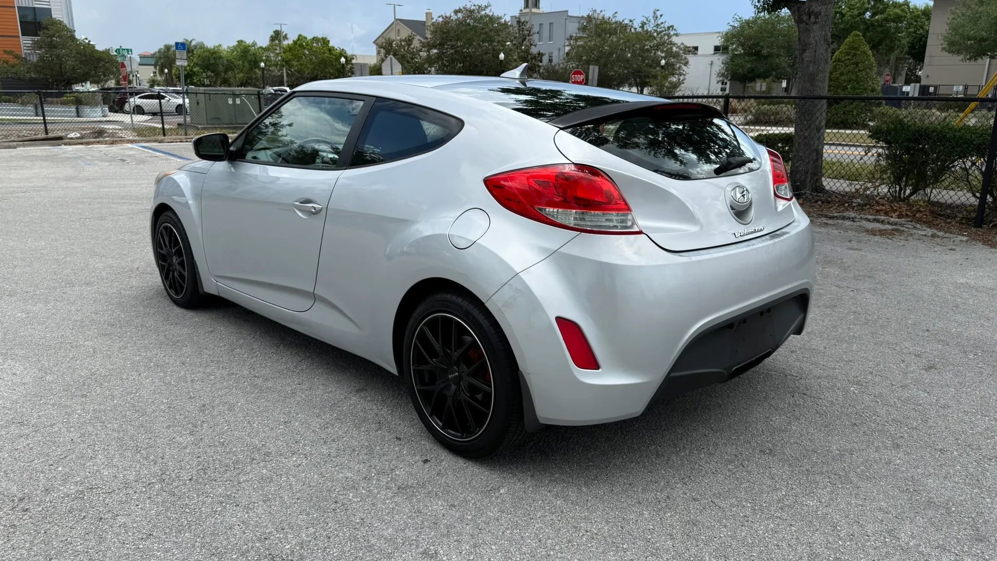 Used 2013 Hyundai Veloster FWD image 8