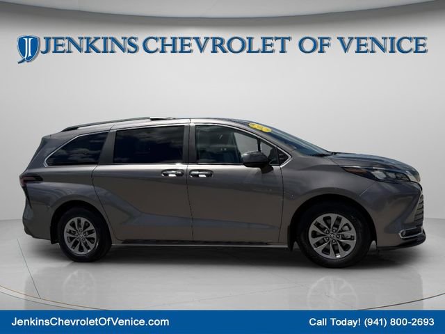 Used 2024 Toyota Sienna XLE FWD image 2