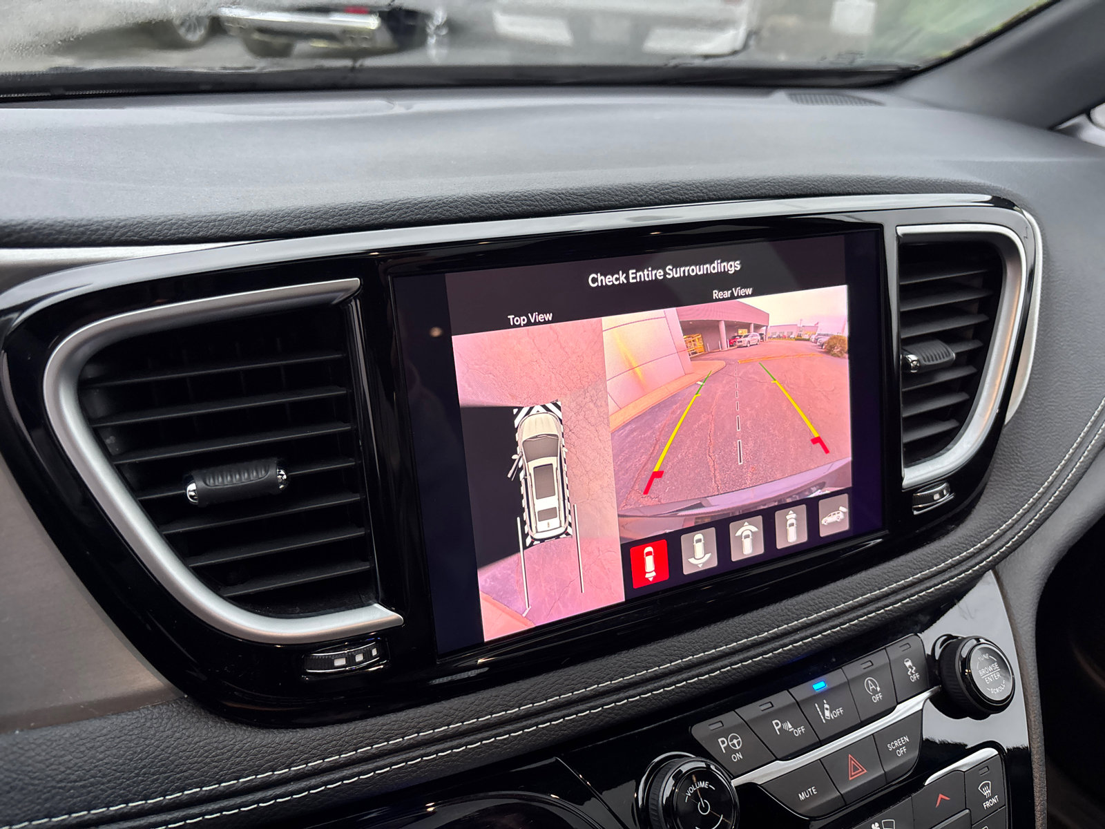 Used 2023 Chrysler Pacifica Limited w/ Uconnect Theater Family Group image 21