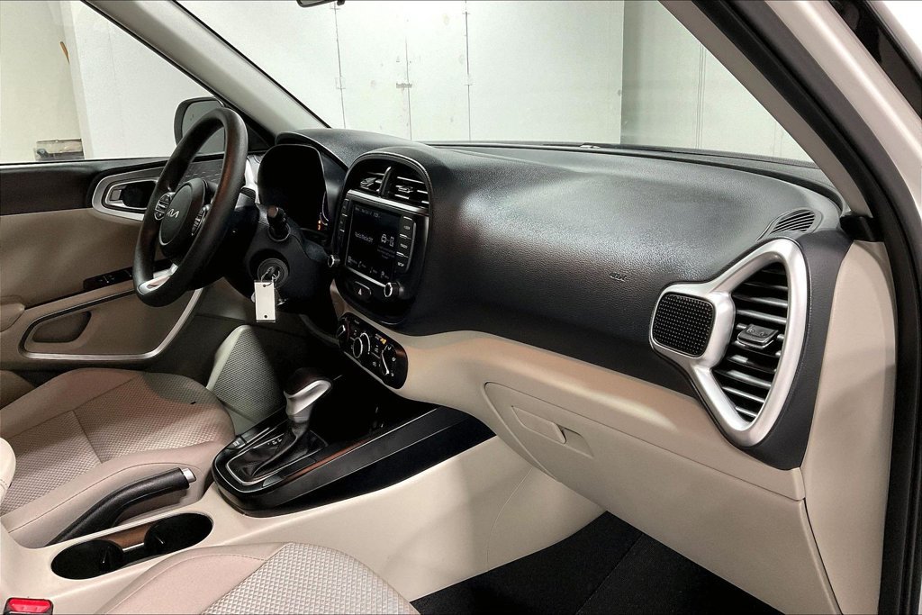 Used 2025 Kia Soul LX w/ LX Technology Package FWD image 19