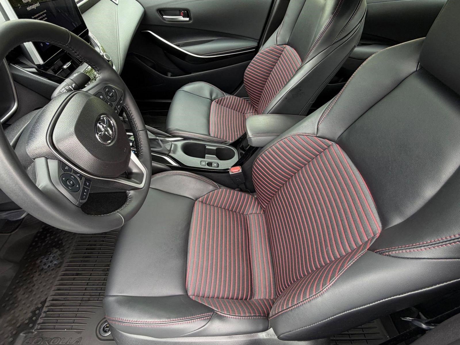 Used 2025 Toyota Corolla XSE FWD image 5