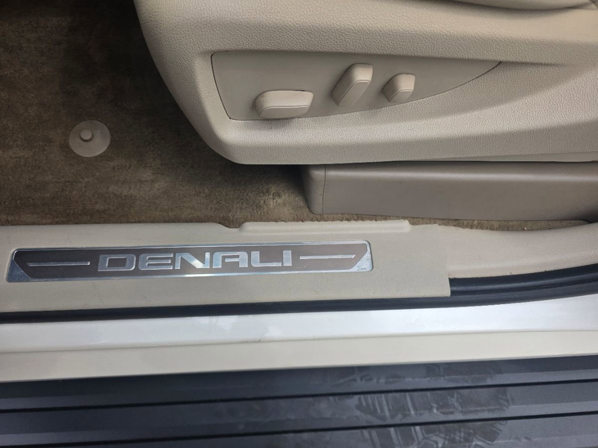 Used 2015 GMC Yukon XL Denali w/ Touring Package RWD image 25