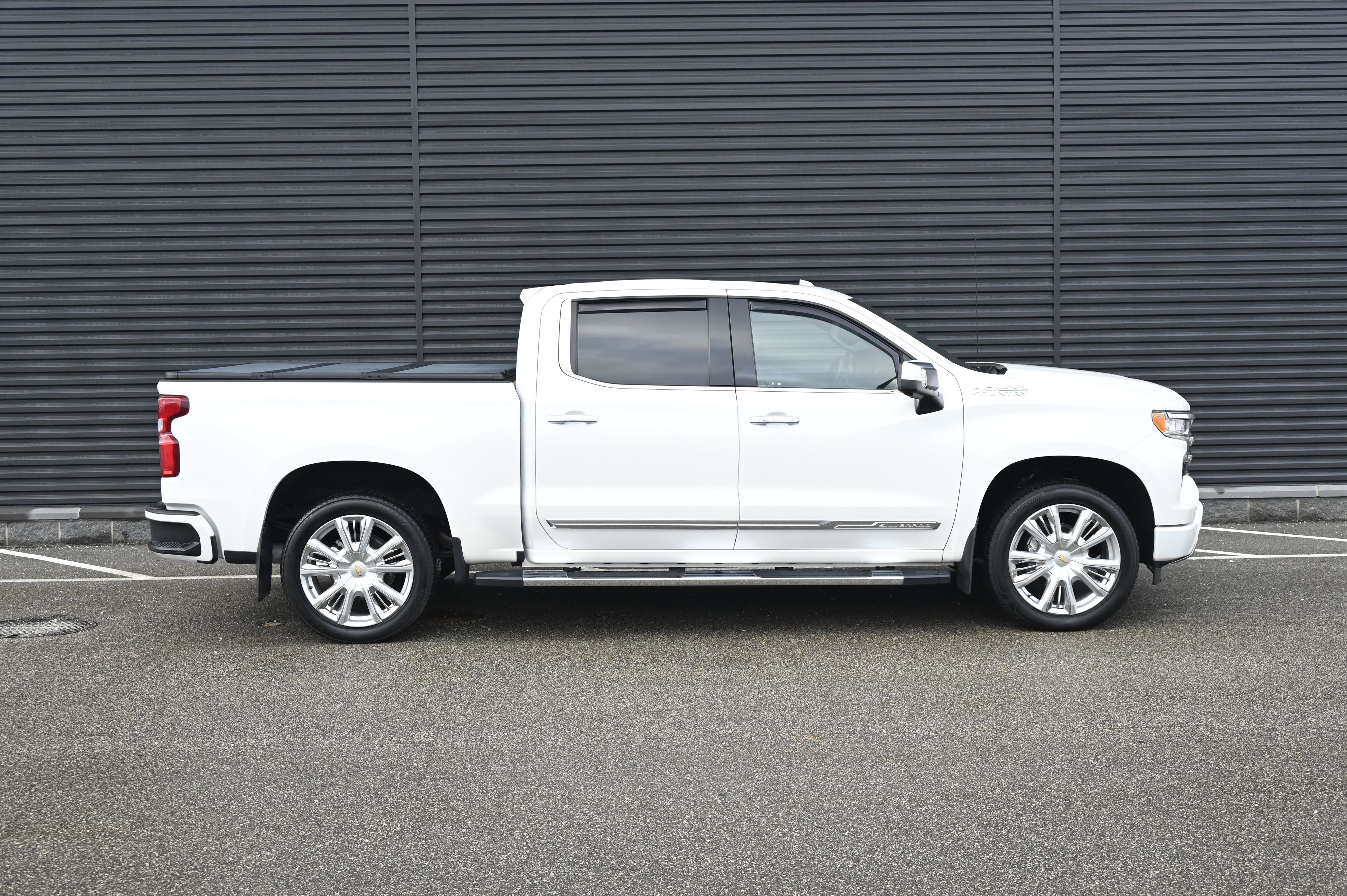 Used 2023 Chevrolet Silverado 1500 High Country w/ Technology Package image 8