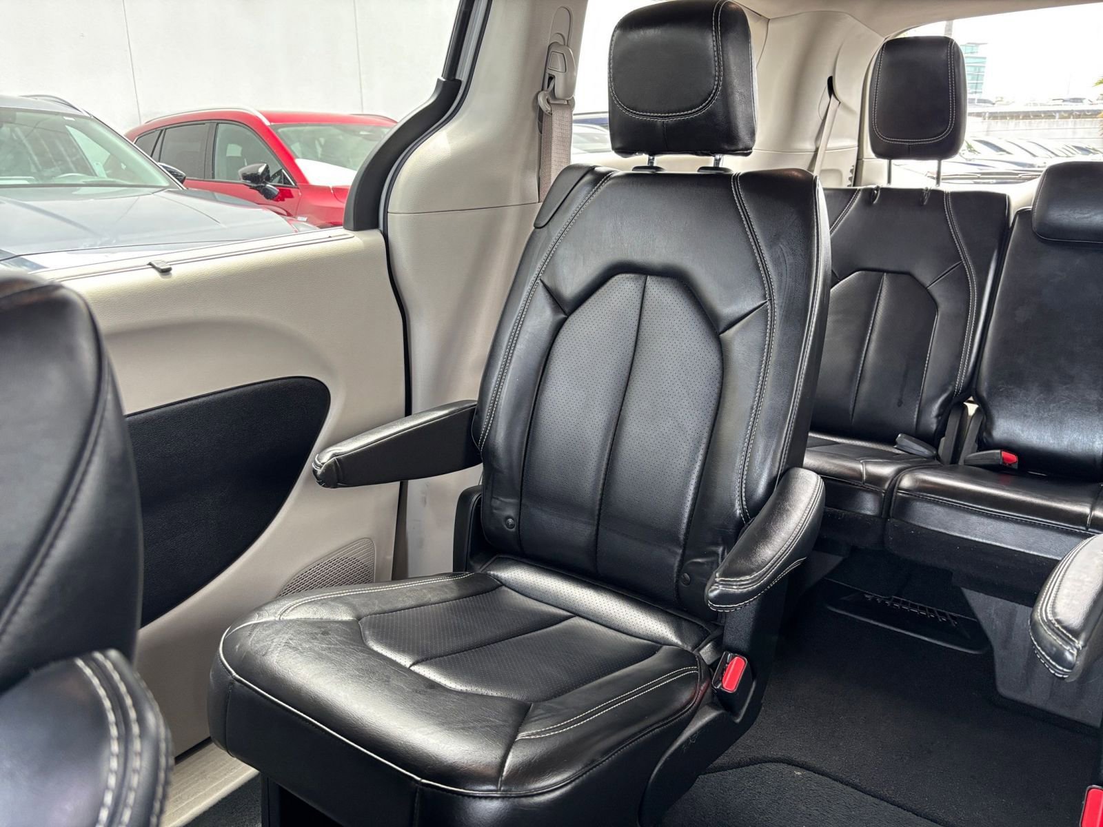 Used 2023 Chrysler Pacifica Touring-L FWD image 42