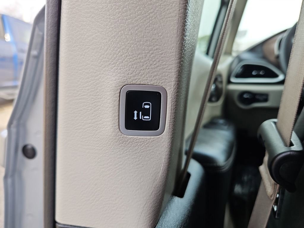 Used 2023 Chrysler Voyager LX image 30