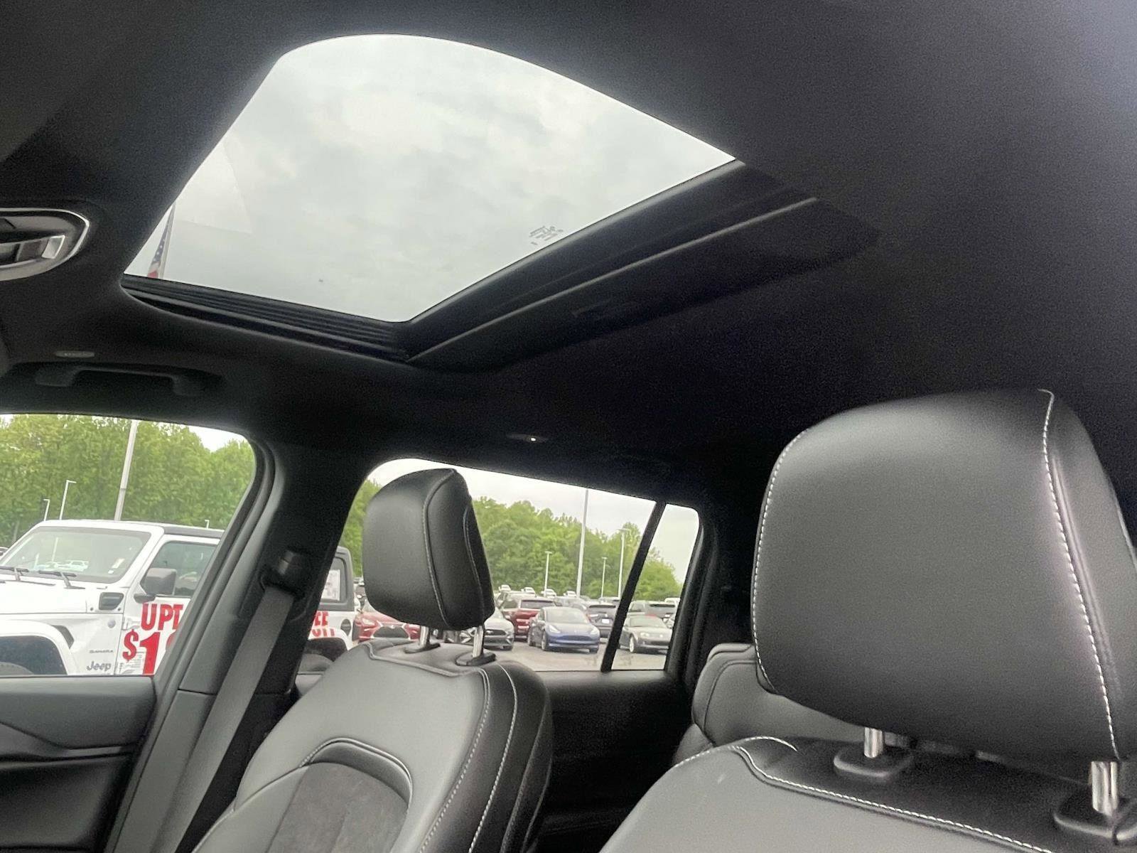 New 2025 Jeep Grand Cherokee L Altitude image 2