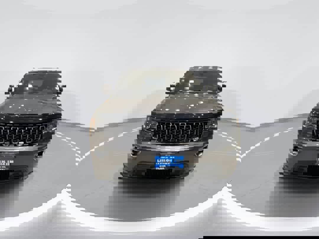 Used 2020 Jeep Grand Cherokee Laredo image 3